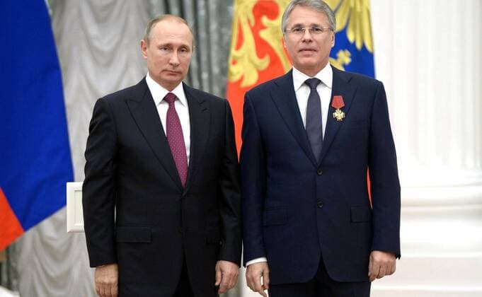 September 22, 2016. - Russia, Moscow. - Russian President Vladimir Putin (left) and president of the Bauman Moscow State Technical University Anatoly Aleksandrov at the ceremony of giving state awards for outstanding achievements in the Catherine Hall in Kremlin. KremlinxxPool 