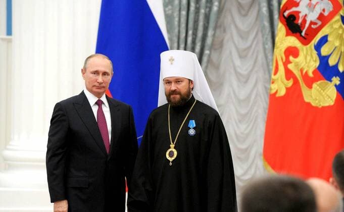 September 22, 2016. - Russia, Moscow. - Russian President Vladimir Putin (left) and Metropolitan Hilarion of Volokolamsk, a vicar of the Patriarch of Moscow and All Russia, at the ceremony of giving state awards for outstanding achievements in the Catherine Hall in Kremlin. KremlinxxPool 