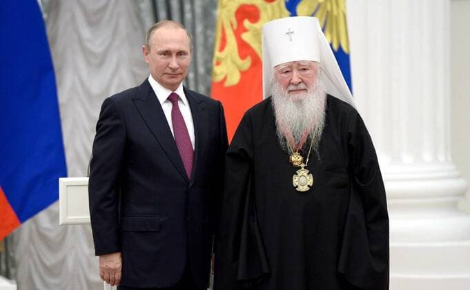 September 22, 2016. - Russia, Moscow. - Russian President Vladimir Putin (left) and Metropolitan Yuvenaly of Krutitsy and Kolomna, Patriarch s Vicar in the Moscow Diocese, at the ceremony of giving state awards for outstanding achievements in the Catherine Hall in Kremlin. KremlinxxPool 