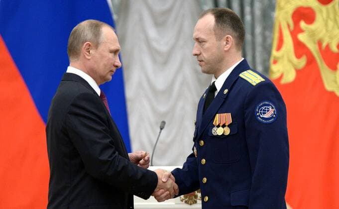 September 22, 2016. - Russia, Moscow. - Russian President Vladimir Putin (left) and Russian cosmonaut of Yuri Gagarin State Scientific Research-and-Testing Cosmonaut Training Center Aleksandr Misurkin at the ceremony of giving state awards for outstanding achievements in the Catherine Hall in Kremlin. KremlinxxPool 
