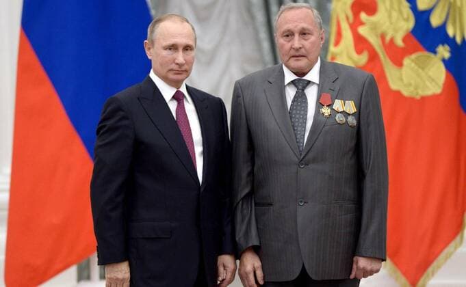 September 22, 2016. - Russia, Moscow. - Russian President Vladimir Putin (left) and turner of JSC Krasnoyarsk Machine Building Plant Nikolay Kudimov at the ceremony of giving state awards for outstanding achievements in the Catherine Hall in Kremlin. KremlinxxPool 