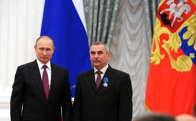 September 22, 2016. - Russia, Moscow. - Russian President Vladimir Putin (left) and adjuster of machine tools and manipulators with JSC Aviation gearboxes and transmissions - Perm Motors program management Aleksander Kharitonov at the ceremony of giving state awards for outstanding achievements in the Catherine Hall in Kremlin. KremlinxxPool 