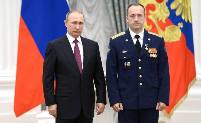 September 22, 2016. - Russia, Moscow. - Russian President Vladimir Putin (left) and Russian cosmonaut of Yuri Gagarin State Scientific Research-and-Testing Cosmonaut Training Center Aleksandr Misurkin at the ceremony of giving state awards for outstanding achievements in the Catherine Hall in Kremlin. KremlinxxPool 