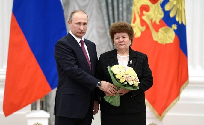 September 22, 2016. - Russia, Moscow. - Russian President Vladimir Putin (left) and ship insulation worker of Zelenodolsk plant named after Maxim Gorky (Tatarstan) Zoya Fedotova at the ceremony of giving state awards for outstanding achievements in the Catherine Hall in Kremlin. KremlinxxPool 