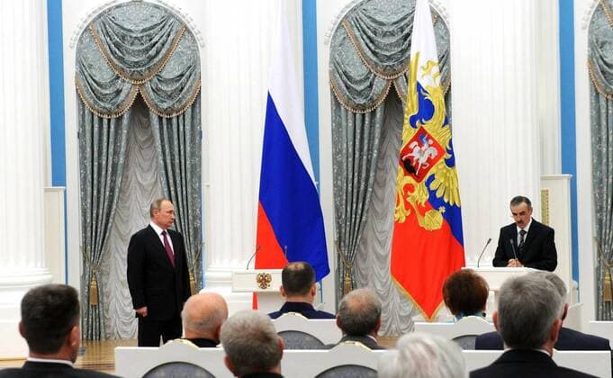 September 22, 2016. - Russia, Moscow. - Nurbagand Nurbagandov (right) father of police lieutenant Magomed Nurbagandov, speaks at the presentation of state awards by Russian President Vladimir Putin (left) at the Kremlin, after receiving the Hero of Russia Star awarded to his son posthumously. KremlinxxPool 