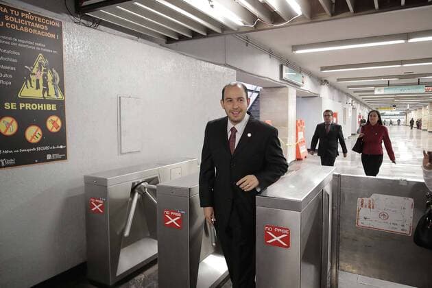 September 22, 2016 - Mexico - EUM20160922POL18.JPG.CIUDAD DE MEXICO.- Politics Politica-Diputados.- El diputado Marko Cortes, coordinador de la fraccion parlamentaria del PAN, a su llegada al Metro Candelaria rumbo al recinto legislativo de San Lazaro, este jueves 22 de septiembre de 2016., en el marco del Dia Mundial sin Auto. Foto: Agencia EL UNIVERSAL RCC Mexico  - ZUMAu78_