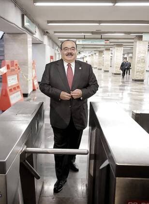 September 22, 2016 - Mexico - EUM20160922POL19.JPG.CIUDAD DE MEXICO.- Politics Politica-Diputados.- El diputado Jorge Carlos Ramirez Marin a su llegada al Metro Candelaria, quien en el marco de la celebracion del Dia Mundial sin Auto uso el transporte publico para llegar al recinto legislativo de San Lazaro, este jueves 22 de septiembre de 2016. Foto: Agencia EL UNIVERSAL Carlos Acosta RCC Mexico  - ZUMAu78_