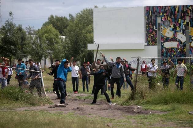 September 22, 2016 - Mexico - EUM20160922NAC12.JPG.MORELIA, Mich.- Violence Violencia-Michoacan.- Al menos tres enfrentamientos se registraron este jueves 22 de septiembre de 2016 entre estudiantes de las diferentes facultades y preparatorias de la Universidad Michoacana de San Nicolas de Hidalgo e integrantes del Movimiento de Aspirantes y Rechazados, luego de que los jovenes intentaron liberar las instalaciones que los paristas mantenian cerradas desde el 29 de agosto pasado. Foto: Agencia EL UNIVERSAL Armando Solis RCC Mexico  - ZUMAu78_