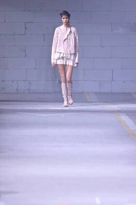 (160923) -- MILAN, Sept. 23, 2016 -- A model presents a creation at Diesel Black Gold fashion show during Milan Fashion Week Spring Summer 2017 in Milan, Italy, Sept. 23, 2016. )(cl) ITALY-MILAN-FASHION WEEK-DIESEL BLACK GOLD JinxYu 