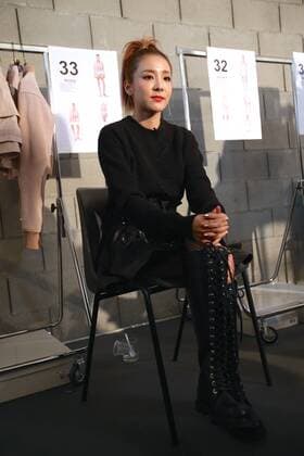 (160923) -- MILAN, Sept. 23, 2016 -- South Korean singer, member of 2NE1 Sandara Park, is seen backstage of Diesel Black Gold fashion show during Milan Fashion Week Spring Summer 2017 in Milan, Italy, Sept. 23, 2016. )(cl) ITALY-MILAN-FASHION WEEK-DIESEL BLACK GOLD-BACKSTAGE JinxYu 