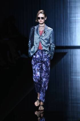(160923) -- MILAN, Sept. 23, 2016 -- A model presents a creation at Giorgio Armani fashion show during Milan Fashion Week Spring Summer 2017 in Milan, Italy, Sept. 23, 2016. )(cl) ITALY-MILAN-FASHION WEEK-GIORGIO ARMANI JinxYu 