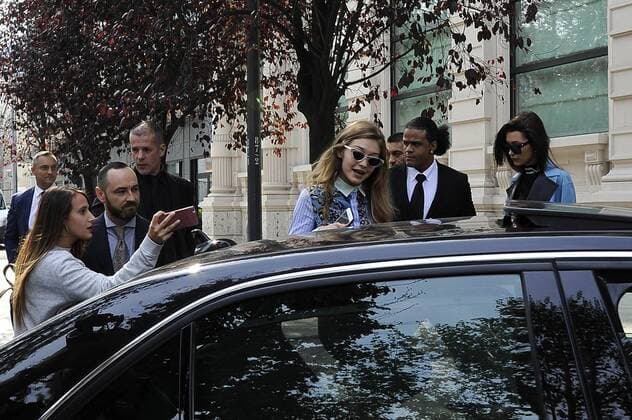 Mailand Fashion Week - Gigi Hadid vor ihrem Hotel in Mailand Milan, Italy - Gigi and Bella Hadid leave the hotel escorted by four bodyguards  Copyright: xLivioxValeriox