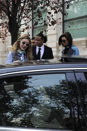 Mailand Fashion Week - Gigi Hadid vor ihrem Hotel in Mailand Milan, Italy - Gigi and Bella Hadid leave the hotel escorted by four bodyguards  Copyright: xLivioxValeriox