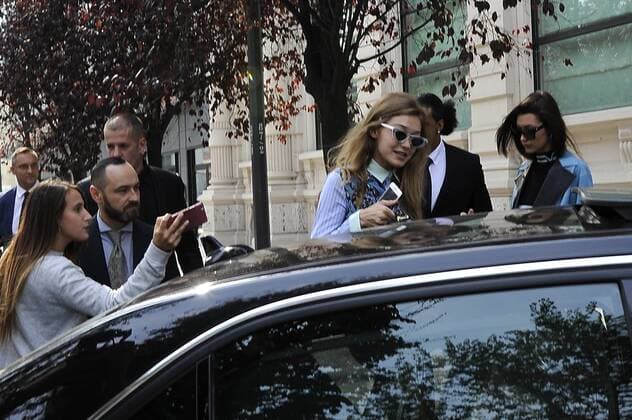Mailand Fashion Week - Gigi Hadid vor ihrem Hotel in Mailand Milan, Italy - Gigi and Bella Hadid leave the hotel escorted by four bodyguards  Copyright: xLivioxValeriox
