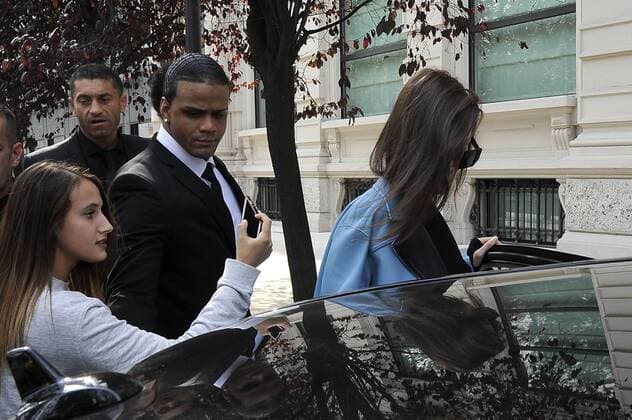Mailand Fashion Week - Gigi Hadid vor ihrem Hotel in Mailand Milan, Italy - Gigi and Bella Hadid leave the hotel escorted by four bodyguards  Copyright: xLivioxValeriox