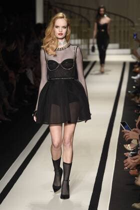 Mailand Fashion Week - Elisabetta Franchi Modenschau Milan Fashion Week, Women Spring Summer 2017. Milano, Moda Donna, Primavera Estate 2017. Elisabetta Franchi catwalk Pictured: model  Copyright: xSimonaxChiocciaxSickix