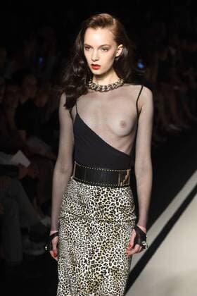 Mailand Fashion Week - Elisabetta Franchi Modenschau Milan Fashion Week, Women Spring Summer 2017. Milano, Moda Donna, Primavera Estate 2017. Elisabetta Franchi catwalk Pictured: model  Copyright: xSimonaxChiocciaxSickix