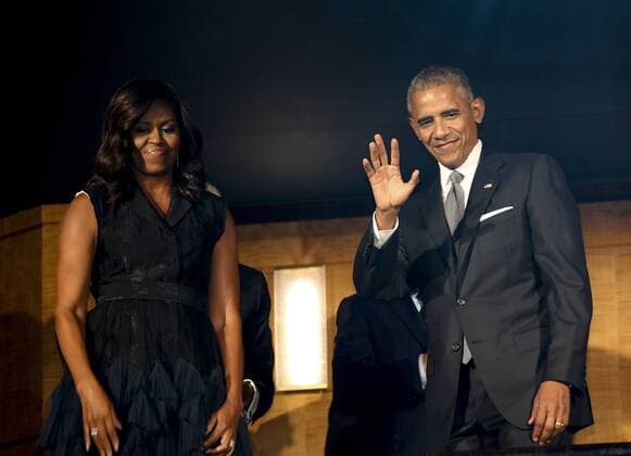 Bilder des Tages Eröffnung des Smithsonian Museums für Afro-Amerikanische Musik in Washington September 23, 2016 - Washington, District of Columbia, United States of America - US President Barack Obama and First Lady Michelle Obama attend a performance at the Kennedy Center called Taking the Stage; African American Music and Stories that Changed America, an event celebrating the opening of the Smithsonian National Museum of African American History and Culture, September 23, 2016, Washington, DC. .Credit: Pool via CNP Washington United States of America - ZUMAs152