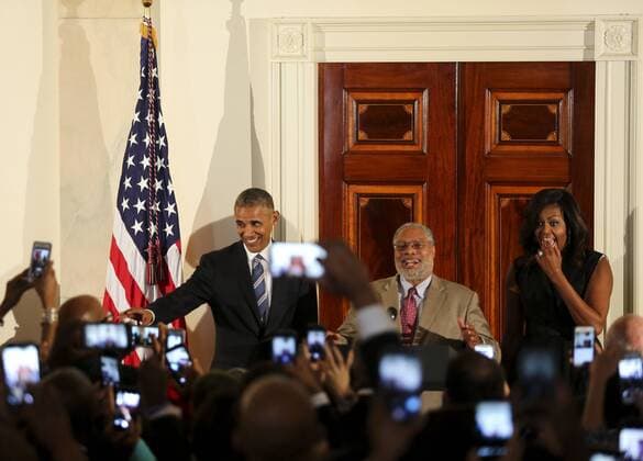 Eröffnung des Smithsonian Museums für Afro-Amerikanische Musik in Washington September 23, 2016 - Washington, District of Columbia, United States of America - US President Barack Obama listens to Lonnie Bunch, the director of the Smithsonian National Museum of African American History and Culture, delivering remarks at the reception in honor of the opening of the museum in the Grand Foyer of the White House September 22, 2016, Washington, DC..Credit: Pool via CNP Washington United States of America - ZUMAs152
