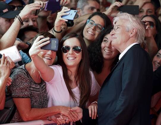US actor Richard Gere (R) poses with fans at the 64th edition of the San Sebastian International Film Festival, in San Sebastian, Spain, 24 September 2016. The 64th edition of the film festival runs from 16 to 24 September. SAN SEBASITAN INTERNATIONAL FILM FESTIVAL !ACHTUNG: NUR REDAKTIONELLE NUTZUNG!  SSB001 20160924-636103353085613446