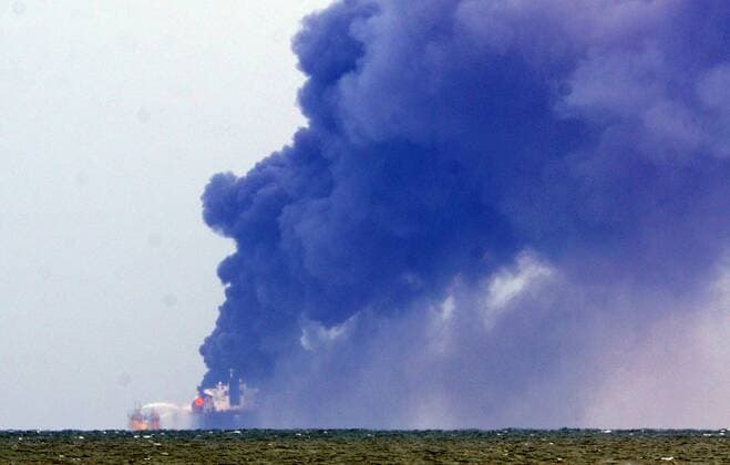 A column of dark smoke rises from a gas tank ship belonging to Mexican oil company Pemex, after an explosion, in front of the coast of Veracruz, Mexico, 24 September 2016. The accident took place seven miles away from the Guf s coasts where the ship Burgos carried 80 thousand barrels of diesel, 71 barrels of magna and 26 thousand barrels of gasoline. PEMEX GAS TANK SHIP EXPLODES WITH 160 THOUSAND BARRELS OF FUEL !ACHTUNG: NUR REDAKTIONELLE NUTZUNG!  MEX001 20160924-636103533813059961