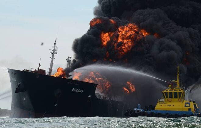 A column of dark smoke rises from a gas tank ship belonging to Mexican oil company Pemex, after an explosion, in front of the coast of Veracruz, Mexico, 24 September 2016. The accident took place seven miles away from the Guf s coasts where the ship Burgos carried 80 thousand barrels of diesel, 71 barrels of magna and 26 thousand barrels of gasoline. PEMEX GAS TANK SHIP EXPLODES WITH 160 THOUSAND BARRELS OF FUEL !ACHTUNG: NUR REDAKTIONELLE NUTZUNG!  MEX001 20160924-636103558040871116