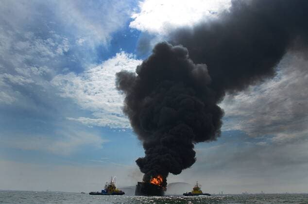 A column of dark smoke rises from a gas tank ship belonging to Mexican oil company Pemex, after an explosion, in front of the coast of Veracruz, Mexico, 24 September 2016. The accident took place seven miles away from the Guf s coasts where the ship Burgos carried 80 thousand barrels of diesel, 71 barrels of magna and 26 thousand barrels of gasoline. PEMEX GAS TANK SHIP EXPLODES WITH 160 THOUSAND BARRELS OF FUEL !ACHTUNG: NUR REDAKTIONELLE NUTZUNG!  MEX001 20160924-636103558048983168