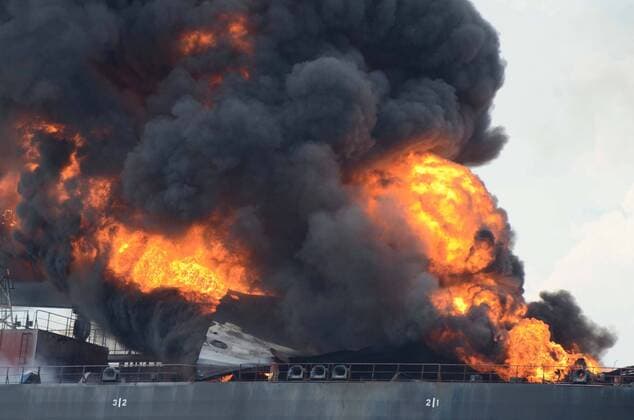 Feuer auf Pemex Öltanker vor Mexiko September 24, 2016 - A column of dark smoke rises from a gas tank ship belonging to Mexican oil company Pemex, after an explosion, in front of the coast of Veracruz, Mexico, 24 September 2016. The accident took place seven miles away from the Guf s coasts where the ship Burgos carried 80 thousand barrels of diesel, 71 barrels of magna and 26 thousand barrels of gasoline  - ZUMAu78_