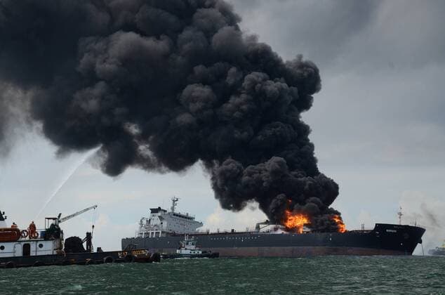 Feuer auf Pemex Öltanker vor Mexiko September 24, 2016 - Mexico - A column of dark smoke rises from a gas tank ship belonging to Mexican oil company Pemex, after an explosion, in front of the coast of Veracruz, Mexico, 24 September 2016. The accident took place seven miles away from the Guf s coasts where the ship Burgos carried 80 thousand barrels of diesel, 71 barrels of magna and 26 thousand barrels of gasoline  - ZUMAu78_