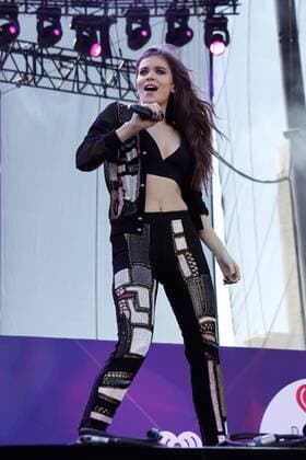 Hailee Steinfeld performs onstage at the iHeartRadio Daytime Village Concerts in Las Vegas, Nevada on September 24, 2016.  LVP2016092430 JAMESxATOA