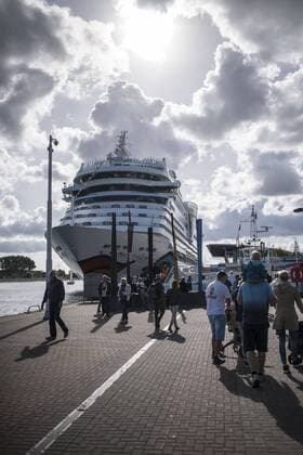 Ostsee im Herbst, 24.09.2016 ; Warnemünde , Rostock , Ostsee , See , Impressionen , Herbst , Wetter , Feature . Die AIDAmar liegt im Fährhafen in Warnemünde .