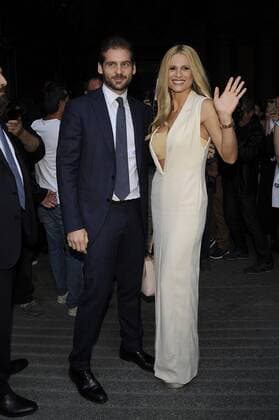 Bilder des Tages Milan fashion show Trussardi Michelle Hunziker and Tomaso Trussardi arrive on a vintage porsche  Copyright: xLivioxValeriox