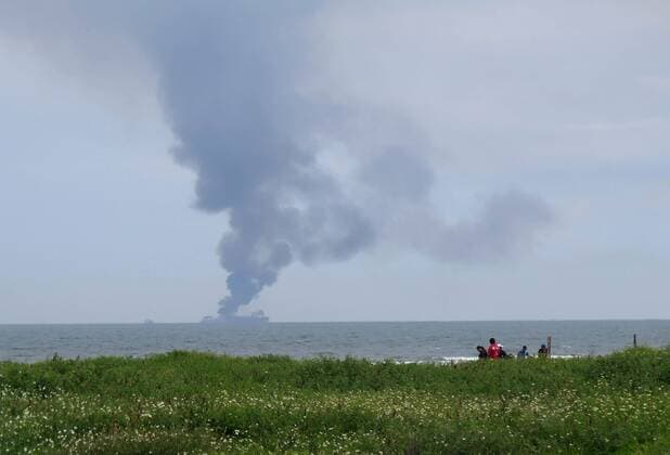 Brennender Öltanker Burgos vor der Küste Mexikos (160925) -- VERACRUZ, Sept. 25, 2016 -- Smoke arises from the oil tanker Burgos after it caught fire near the coast of Boca del Rio town, state of Veracruz, Mexico, on Sept. 24, 2016. The oil tanker transporting fuel for Mexican oil company Pemex caught fire on Saturday off the coast of the eastern state of Veracruz, although no casualties have been reported. ) (zf) MEXICO-VERACRUZ-ACCIDENT-SHIP STR 