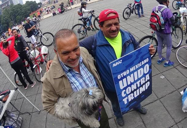 Anti-Trump Kundgebung in Mexiko Two men participate in a demonstration against US Republican presidential candidate Donald Trump in Mexico City, Mexico, 25 September 2016. Activists of the civil organization Avaaz urged Mexican US citizens to vote against Trump s global threat next November. EFE Jorge Nunez MEXICANS CALL US CITIZENTS TO VOTE AGAINST TRUMP S GLOBAL THREAT !ACHTUNG: NUR REDAKTIONELLE NUTZUNG!  MEX002 20160925-636104370206745997