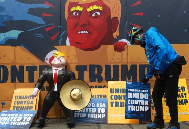 Anti-Trump Kundgebung in Mexiko A man participates in a demonstration against US Republican presidential candidate Donald Trump in Mexico City, Mexico, 25 September 2016. Activists of the civil organization Avaaz urged Mexican US citizens to vote against Trump s global threat next November. EFE Jorge Nunez MEXICANS CALL US CITIZENTS TO VOTE AGAINST TRUMP S GLOBAL THREAT !ACHTUNG: NUR REDAKTIONELLE NUTZUNG!  MEX002 20160925-636104370234045647