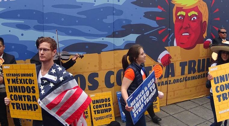 Anti-Trump Kundgebung in Mexiko A group of youngtsers participate in a demonstration against US Republican presidential candidate Donald Trump in Mexico City, Mexico, 25 September 2016. Activists of the civil organization Avaaz urged Mexican US citizens to vote against Trump s global threat next November. EFE Jorge Nunez MEXICANS CALL US CITIZENTS TO VOTE AGAINST TRUMP S GLOBAL THREAT !ACHTUNG: NUR REDAKTIONELLE NUTZUNG!  MEX002 20160925-636104370250581435