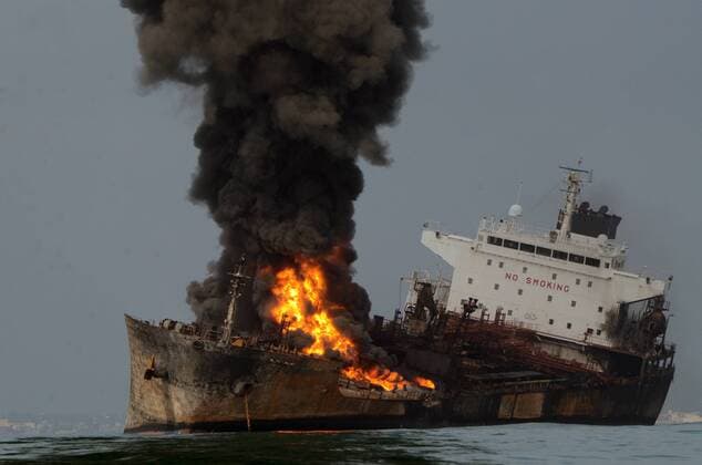 Bilder des Tages Brennender Öltanker Burgos vor der Küste Mexikos A general view of Pemex s tanker ship as the fire after yesterday s explosion continues in Veracruz, Mexico, 25 September 2016. The fire remains uncontrolled an unextinguished according to the State s company that also discardede a leakage. FIRE ON PEMEX S TANKER SHIP CONTINUES AS THE COMPANY DISCARDS LEAKAGE !ACHTUNG: NUR REDAKTIONELLE NUTZUNG!  VER001 20160925-636104377727602113