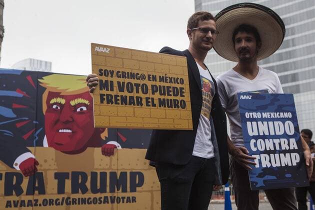 Anti-Trump Kundgebung in Mexiko September 25, 2016 - Mexico - EUM20160925SOC06.JPG.CIUDAD DE MEXICO Society Sociedad-Anti Donald Trump.- Ciudadanos estadounidenses radicados en Mexico se reunen en el Ãngel de la Independencia para llamar a sus connacionales a evitar votar por el candidato republicano a la presidencia de Estados Unidos, Donald Trump, este domingo 25 de septiembre de 2016. Foto: Agencia EL UNIVERSAL Cristopher Rogel Blanqet EVZ Mexico  - ZUMAu78_