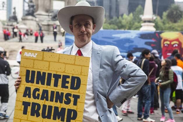 Anti-Trump Kundgebung in Mexiko September 25, 2016 - Mexico - EUM20160925SOC05.JPG.CIUDAD DE MEXICO Society Sociedad-Anti Donald Trump.- Ciudadanos estadounidenses radicados en Mexico se reunen en el Ãngel de la Independencia para llamar a sus connacionales a evitar votar por el candidato republicano a la presidencia de Estados Unidos, Donald Trump, este domingo 25 de septiembre de 2016. Foto: Agencia EL UNIVERSAL Cristopher Rogel Blanqet EVZ Mexico  - ZUMAu78_