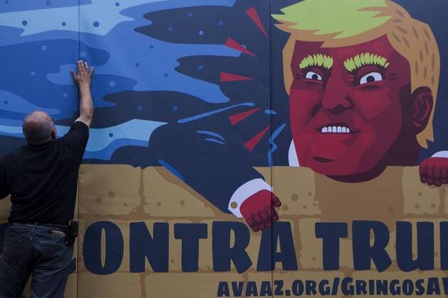 Anti-Trump Kundgebung in Mexiko September 25, 2016 - Mexico - EUM20160925SOC07.JPG.CIUDAD DE MEXICO Society Sociedad-Anti Donald Trump.- Ciudadanos estadounidenses radicados en Mexico se reunen en el Ãngel de la Independencia para llamar a sus connacionales a evitar votar por el candidato republicano a la presidencia de Estados Unidos, Donald Trump, este domingo 25 de septiembre de 2016. Foto: Agencia EL UNIVERSAL Cristopher Rogel Blanqet EVZ Mexico  - ZUMAu78_
