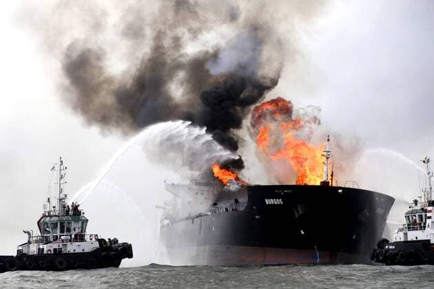 Brennender Öltanker Burgos vor der Küste Mexikos September 25, 2016 - Mexico - EUM20160924ACT04.JPG .VERACRUZ, Ver., Accident Accidente-Indendio Buque.- Aspectos del incendio en el buque taque Burgos de Petroleos Mexicanos, la manana del sabado 24 de septiembre de 2016, en la Isla Verde, a 7 millas nauticas del Puerto de Veracruz. El incidente cumplio 24 horas en llamas, en la imagen se aprecia la gran columna de humo negro derivada de la combustion de la gasolina que transportaba.  - ZUMAu78_