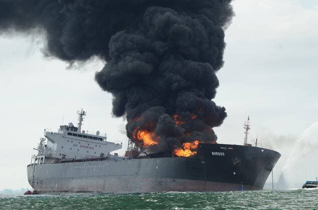 September 24, 2016 - Veracruz, Mexico - A column of dark smoke rises from a gas tank ship Burgos belonging to Mexican oli company Pemex, after an explosion, seven miles off the coast of Veracruz. The ship carries 80 thousand barrels of diesel, 71 barrels of magna and 26 thousand barrels of gasoline. Veracruz Mexico  - ZUMAu78_