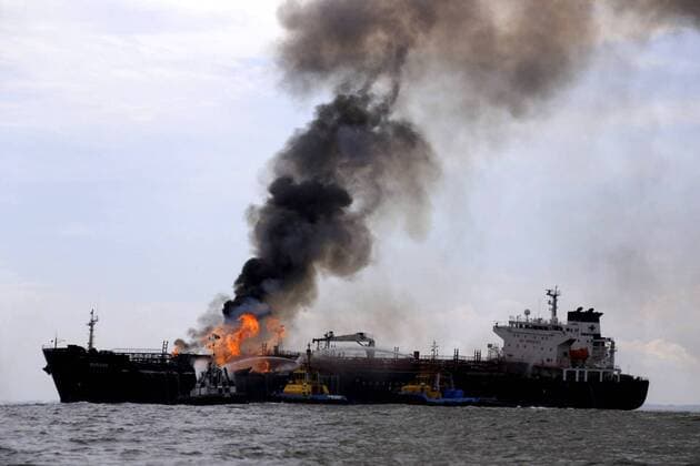 Brennender Öltanker Burgos vor der Küste Mexikos September 25, 2016 - Mexico - EUM20160924ACT03.JPG .VERACRUZ, Ver., Accident Accidente-Indendio Buque.- Aspectos del incendio en el buque taque Burgos de Petroleos Mexicanos, la manana del sabado 24 de septiembre de 2016, en la Isla Verde, a 7 millas nauticas del Puerto de Veracruz. El incidente cumplio 24 horas en llamas, en la imagen se aprecia la gran columna de humo negro derivada de la combustion de la gasolina que transportaba.  - ZUMAu78_