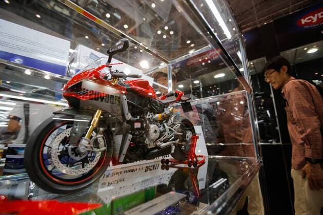 Visitors gather at the 56th All Japan Model & Hobby Show in Tokyo Big Sight on September 25, 2016. The exhibition introduced hobby goods such as plastic models, action figures, drones, and airsoft guns.  (gxta_alljpnmodelhobbyshow009)