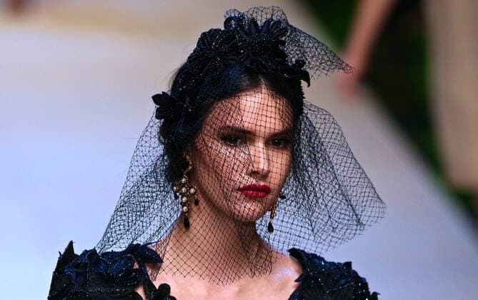 Mailand Fashion Week - Dolce & Gabbana (160926) -- MILAN, Sept. 25, 2016 -- A model walks the runway during the Dolce&Gabbana fashion show as part of Milan Fashion Week Spring Summer 2017 in Milan, Italy, on Sept 25, 2016. ) (lrz) ITALY-MILAN-FASHION WEEK-DOLCE&GABBANA JinxYu 