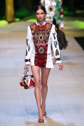 Mailand Fashion Week - Dolce & Gabbana (160926) -- MILAN, Sept. 25, 2016 -- A model walks the runway during the Dolce&Gabbana fashion show as part of Milan Fashion Week Spring Summer 2017 in Milan, Italy, on Sept 25, 2016. ) (lrz) ITALY-MILAN-FASHION WEEK-DOLCE&GABBANA JinxYu 