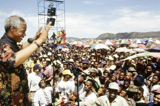 IMAGO History, Ende der Apartheid in Südafrika: 1990-1994 NELSON ROLIHLAHLA MANDELA (July 18, 1918 - December 5, 2013), 95, world renown civil rights activist and world leader. Mandela emerged from prison to become the first black President of South Africa in 1994. As a symbol of peacemaking, he won the 1993 Nobel Peace Prize. Joined his countries anti-apartheid movement in his 20s and then the ANC (African National Congress) in 1942. For next 20 years, he directed a campaign of peaceful, non-violent defiance against the South African government and its racist policies and for his efforts was incarcerated for 27 years. Remained strong and faithful to his cause, thru out his life, of a world of peace. Transforming the world, to make it a better place. PICTURED: 1994 - South Africa - NELSON MANDELA at a rally. - ZUMAmc4_
