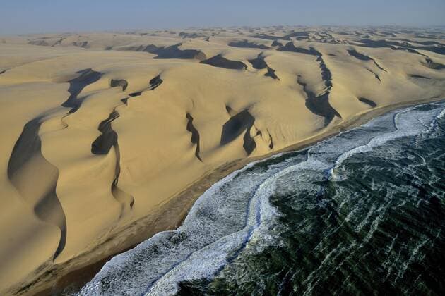 Luftaufnahme, Dünen der Namib Wüstegrenzen an den Atlantik, Atlantikwellen branden an die namibische Küste südlich von Sandwich Harbour, Namib-Naukluft-Park, Namibia, Afrika Copyright: imageBROKER/FabianxvonxPoser ibxfvp04378277.jpg