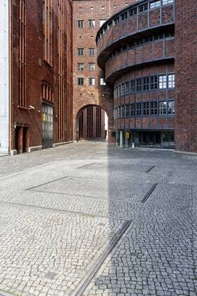 Umspannwerk Buchhändlerhof und E-Werk 2016-05-07, Berlin, Deutschland - Das heute von der Berliner Klubszene genutzte Umspannwerk Buchhändlerhof in Berlin-Mitte zwischen Mauer- und Wilhelmstraße. Das 1927-28 errichtete Gebäude ersetzte seinerzeit das Kraftwerk Mauerstraße und steht heute unter Denkmalschutz.