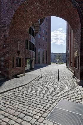 Umspannwerk Buchhändlerhof und E-Werk 2016-05-07, Berlin, Deutschland - Das heute von der Berliner Klubszene genutzte Umspannwerk Buchhändlerhof in Berlin-Mitte zwischen Mauer- und Wilhelmstraße. Das 1927-28 errichtete Gebäude ersetzte seinerzeit das Kraftwerk Mauerstraße und steht heute unter Denkmalschutz.